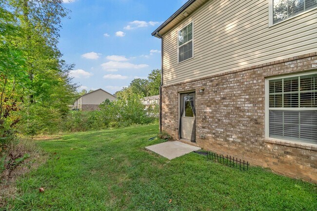 Building Photo - Sophisticated Sango Townhouse in a Gated C...