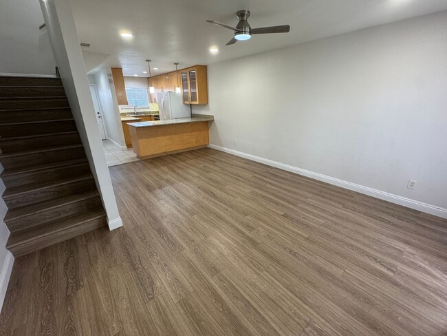 Building Photo - 2 Bedroom Townhome Remodeled