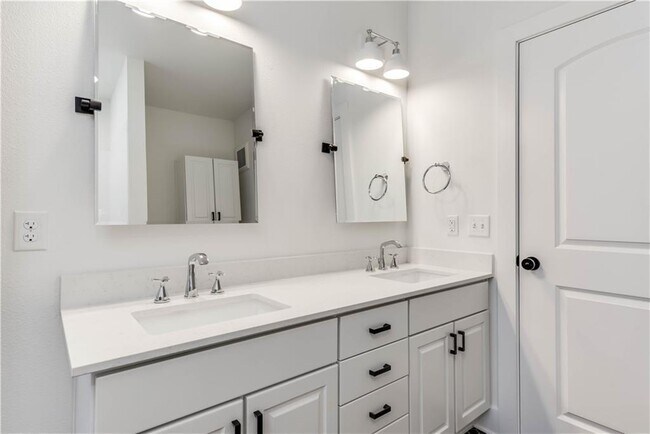 Building Photo - 4704 Sunset Trail