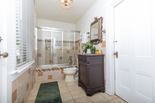 Building Photo - 703 Manzanita Ave