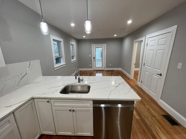 Building Photo - Harvard/Inman Square, High-End Finishes, I...