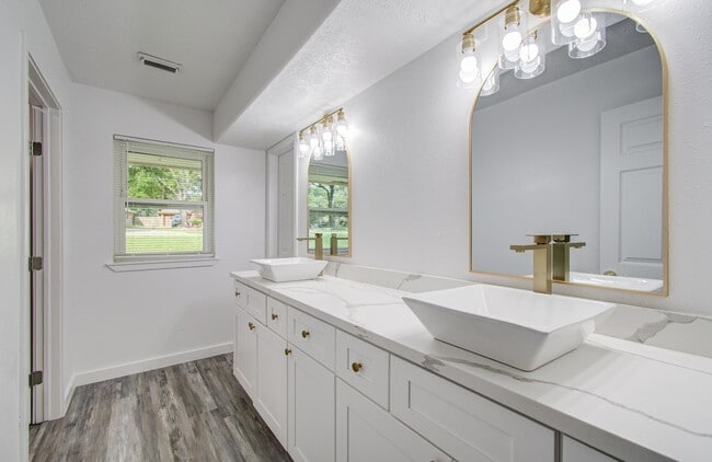 Building Photo - 812 Stone Mountain Dr