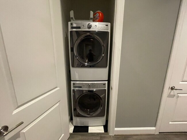 Building Photo - 2 Bed condo in downtown Houston