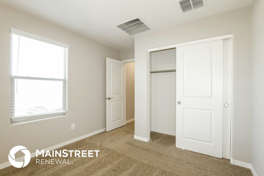 Building Photo - 3915 S 82nd Dr