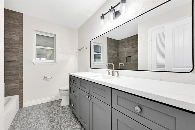 Building Photo - 14090 Waterview Dr