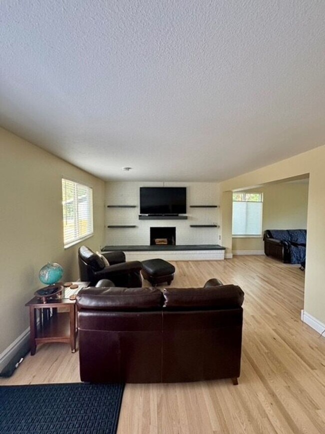 Building Photo - Spacious 4-Bedroom House Near Open Space in Heatherwood, Boulder