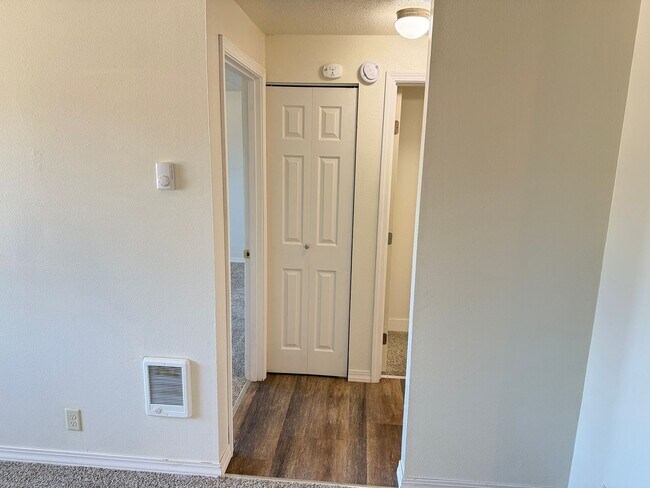 Building Photo - Updated single level 2 bed/1 bath duplex in Springfield!