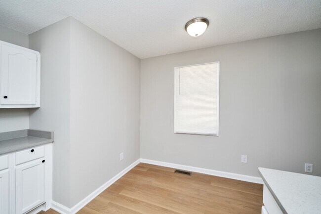 Building Photo - 429 Surrey Cir