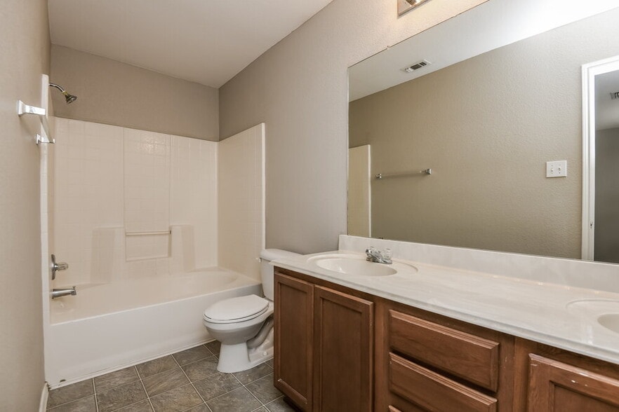 Building Photo - 815 Village Point Ln
