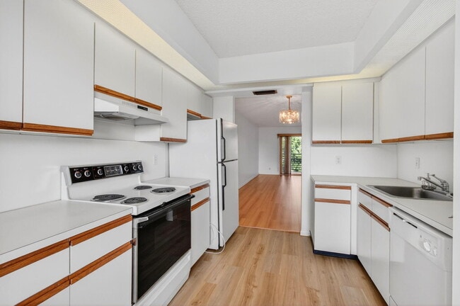 Building Photo - 1501 Cayman Way