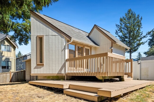 Building Photo - Northgate/Roosevelt Three Bedroom Rambler