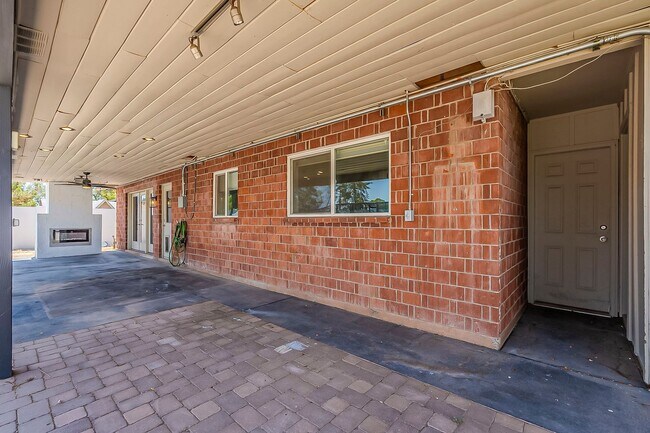 Building Photo - Three bedrooms and POOL in South Scottsdale!