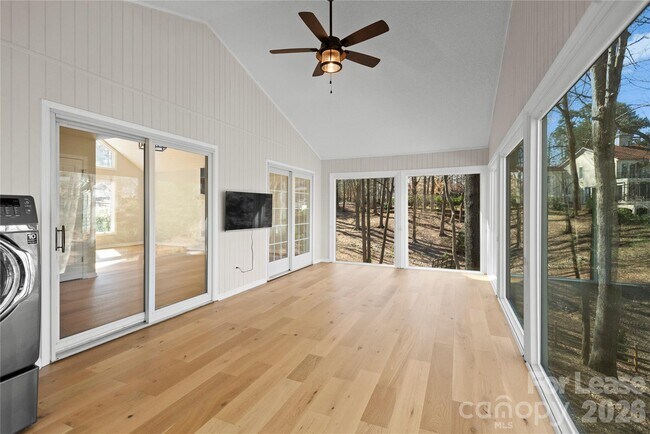 Building Photo - 280 Lakeview Shores Loop