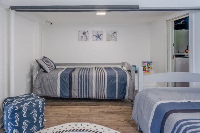 Building Photo - 184 Grand Ave