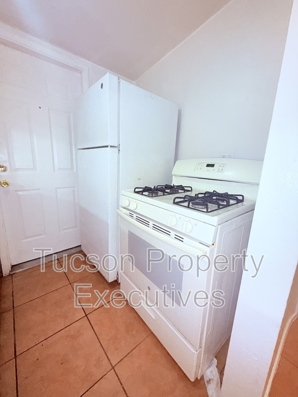 Building Photo - 1644 N Beverly Ave