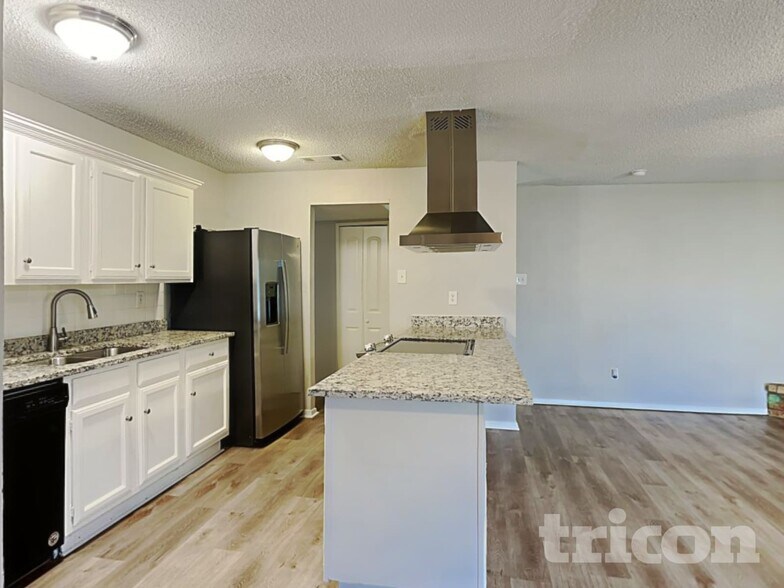 Building Photo - 7437 Sandhurst Ln E