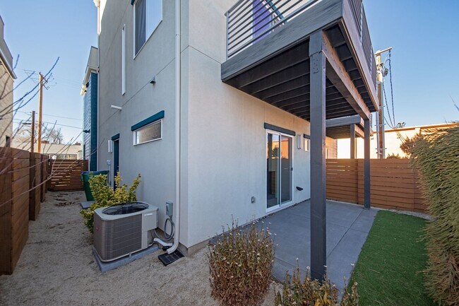 Building Photo - Downtown Executive Furnished Townhouse