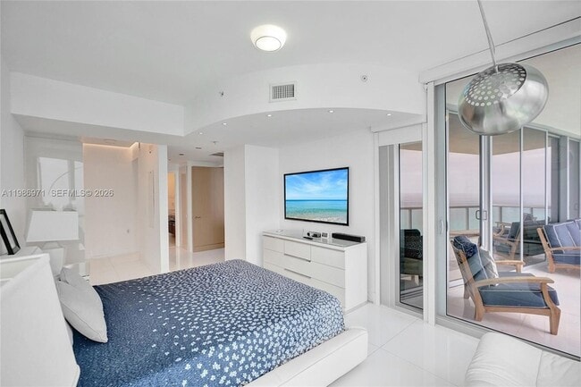 Building Photo - 17121 Collins Ave