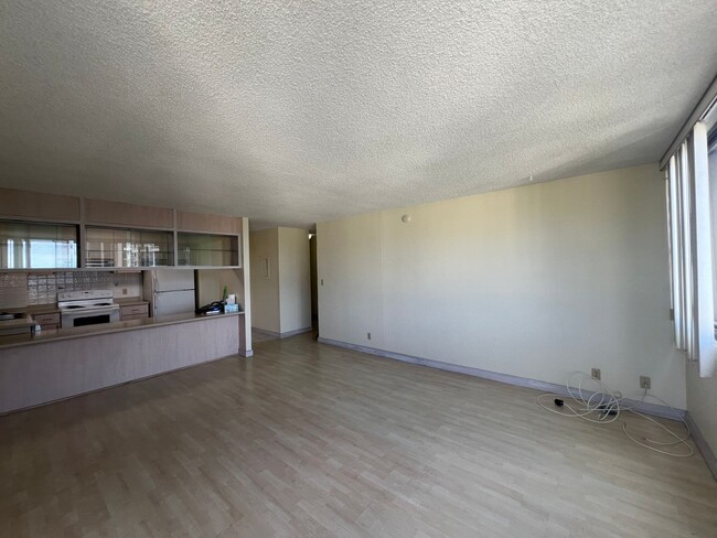 Building Photo - 2 Bedroom unit in Kukui Plaza