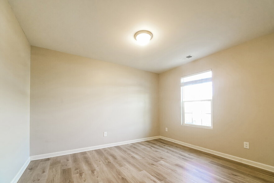 Building Photo - 461 Abeer St