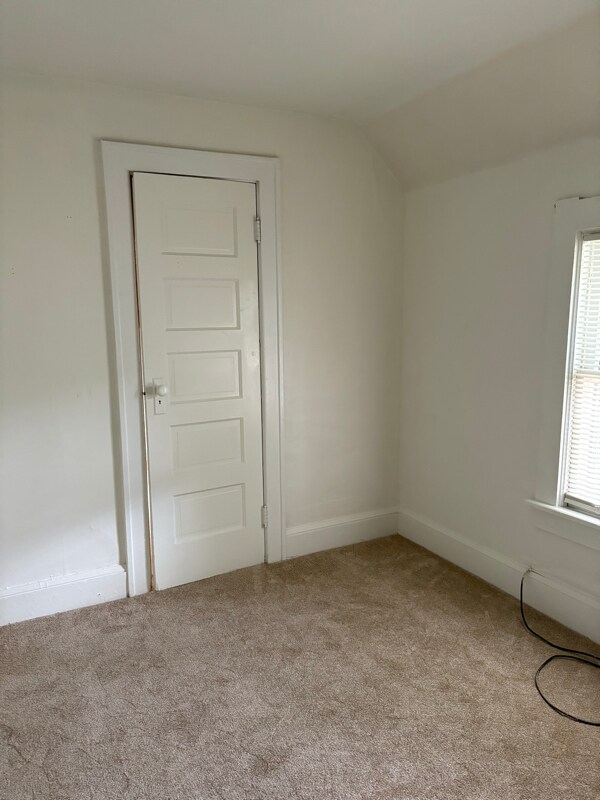 Building Photo - 102 Elm St