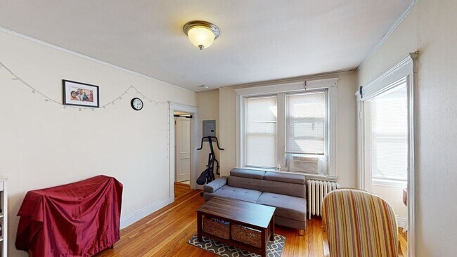Building Photo - Beautiful spacious penthouse unit with great location in Allston available NOW!!