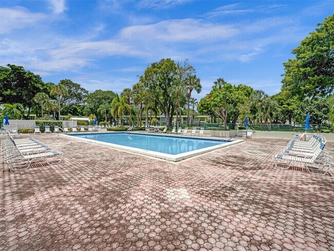 Building Photo - 605 Oaks Dr