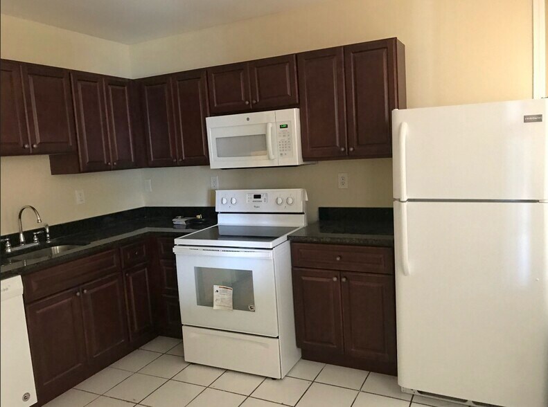 Building Photo - 133 Highland St