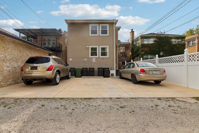 Building Photo - 8613 Trumbull Ave