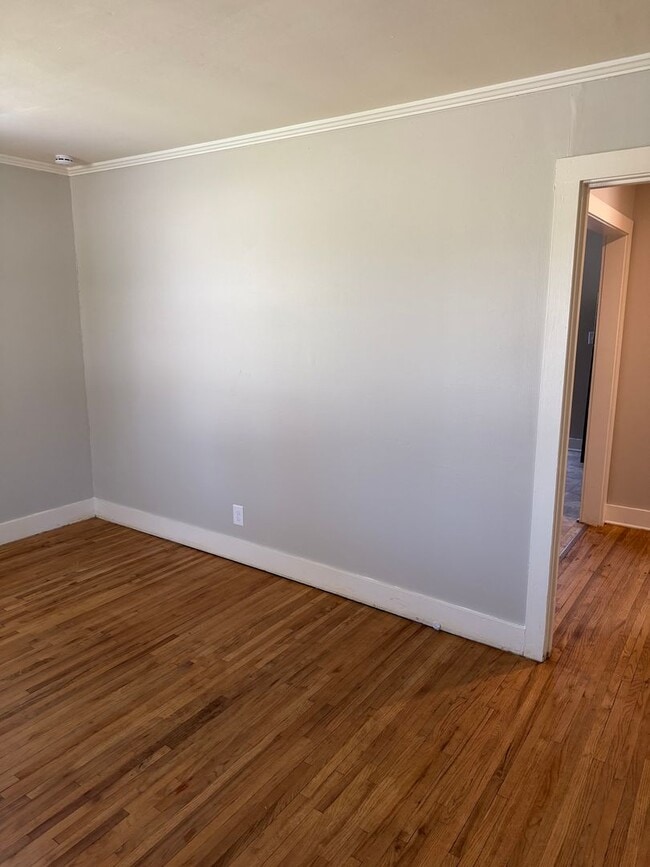 Building Photo - Adorable Cottage with detached garage Lebanon TN