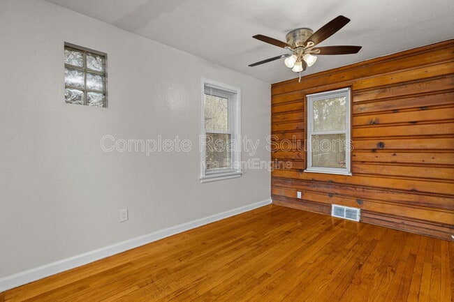 Building Photo - 375 Adrian Dr