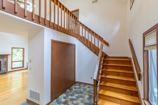 Building Photo - Beautiful Contemporary 3 Bedroom Home