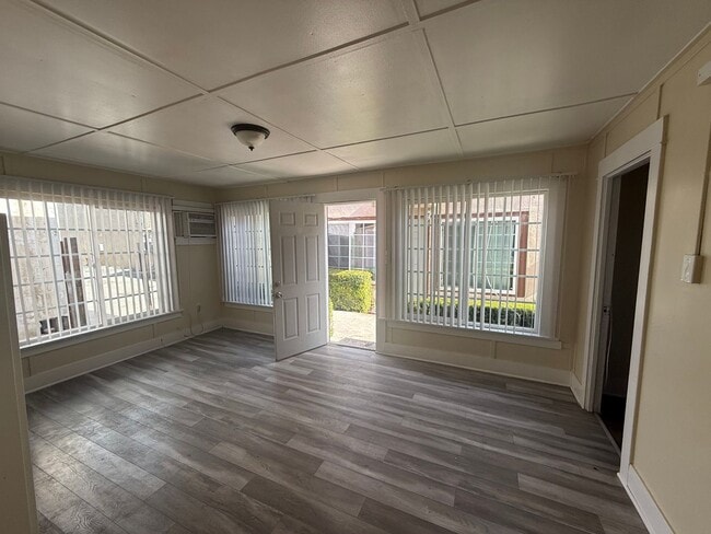 Building Photo - 2 Bedroom 1 Bath