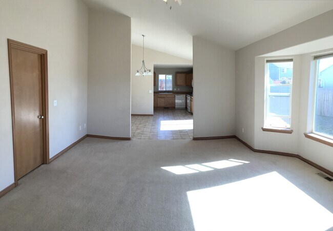 Building Photo - Spacious 3 Bed / 2 Bath - First Month's Rent Half-Off