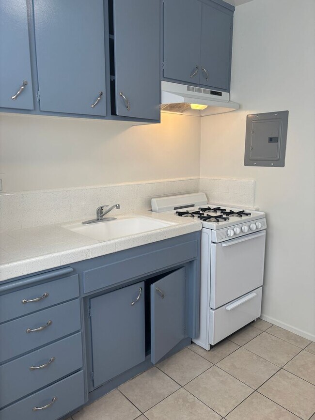 Building Photo - 220 W Spazier Ave