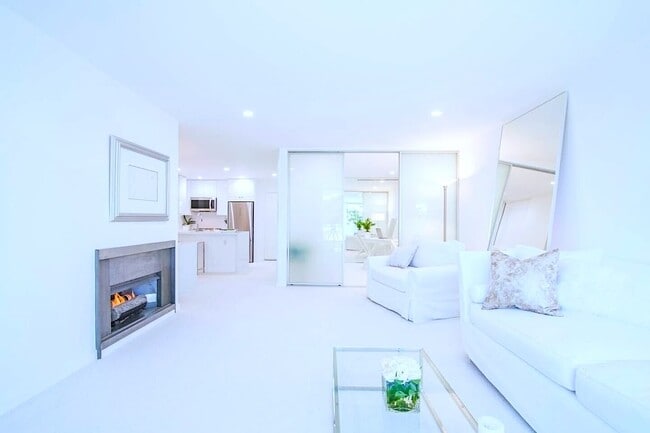 Building Photo - 11645 Montana Ave