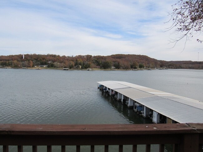 Building Photo - Top floor 2 bedroom condo in Camdenton