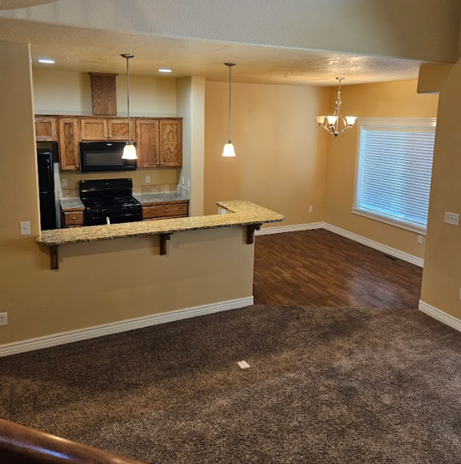 Building Photo - Centrally located 3bed/2.5bath townhome w/...