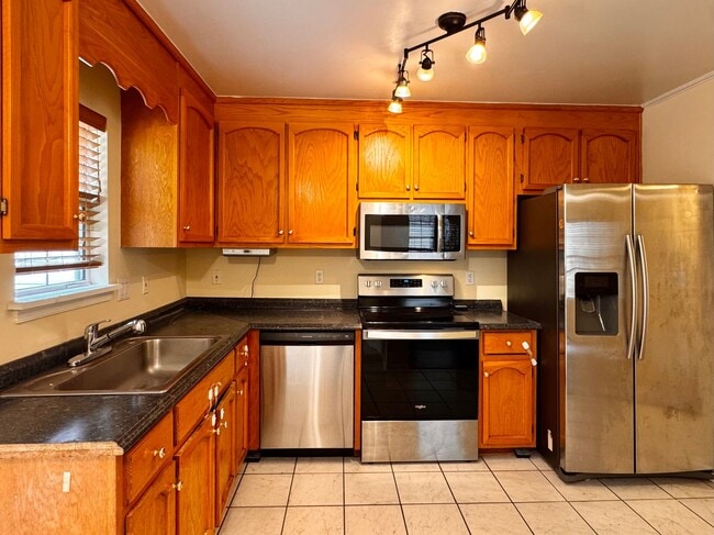 Building Photo - Briarwood Townhome close to NGIC and Hollymead Town Center!