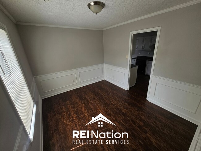 Building Photo - MEMPHIS CHARMER! | Brick Fireplace & Bright Windows | 3 Bed / 2 Bath & Fenced Yard!