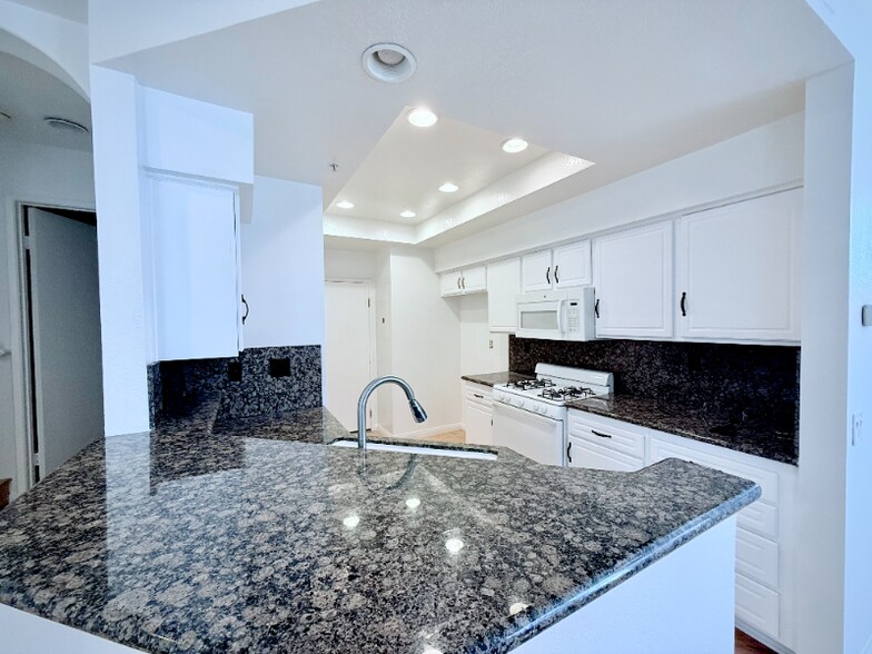Building Photo - 109 Santa Barbara Ct