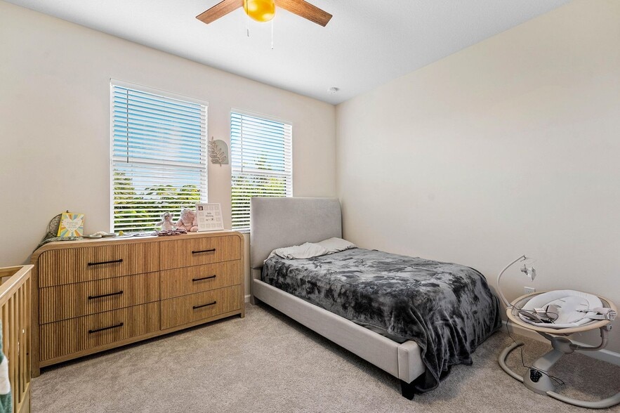 Building Photo - 16280 Oakview Dr