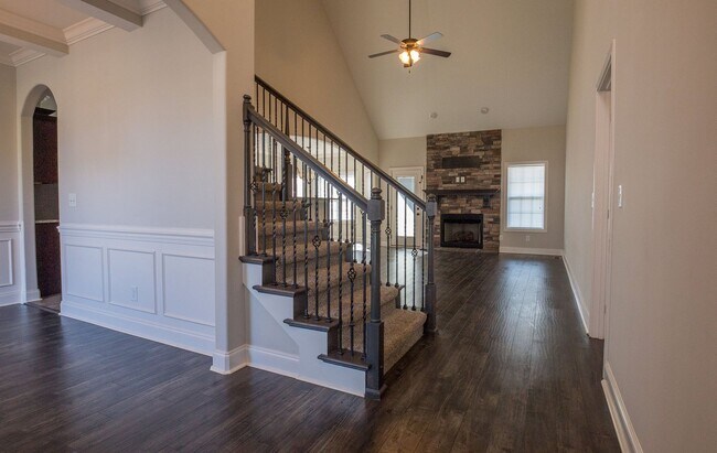 Building Photo - Huge 4 bd 3 ba Sango Go!