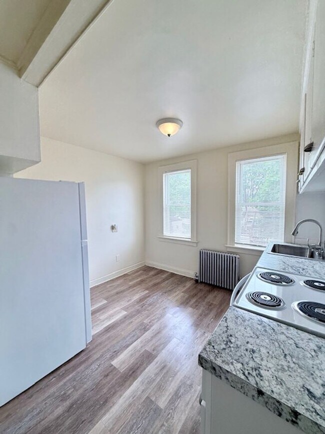 Building Photo - 452-454 Thompson Ave