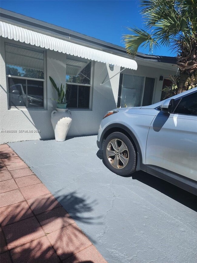 Building Photo - 1561 NE 29th St