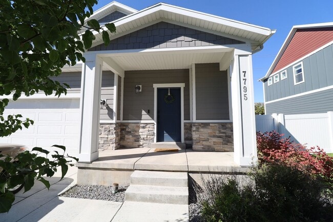 Building Photo - Single Family Home Eagle Mountain