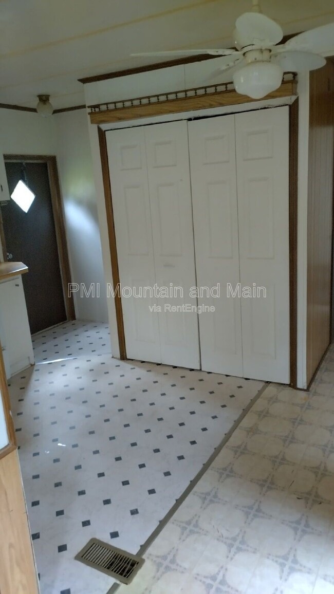 Building Photo - 8 Shuckers Ln