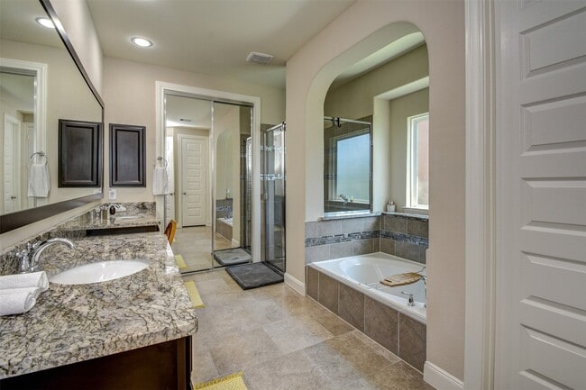 Building Photo - 25710 Oakwood Knoll Dr