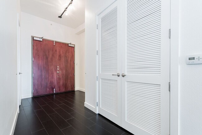 Building Photo - Fully Furnished High Rise with Wynn Golf Course Views!