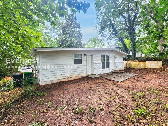 Building Photo - 3 Bed/2 Bath Home with Carport / Pet-Friendly / Available Now!